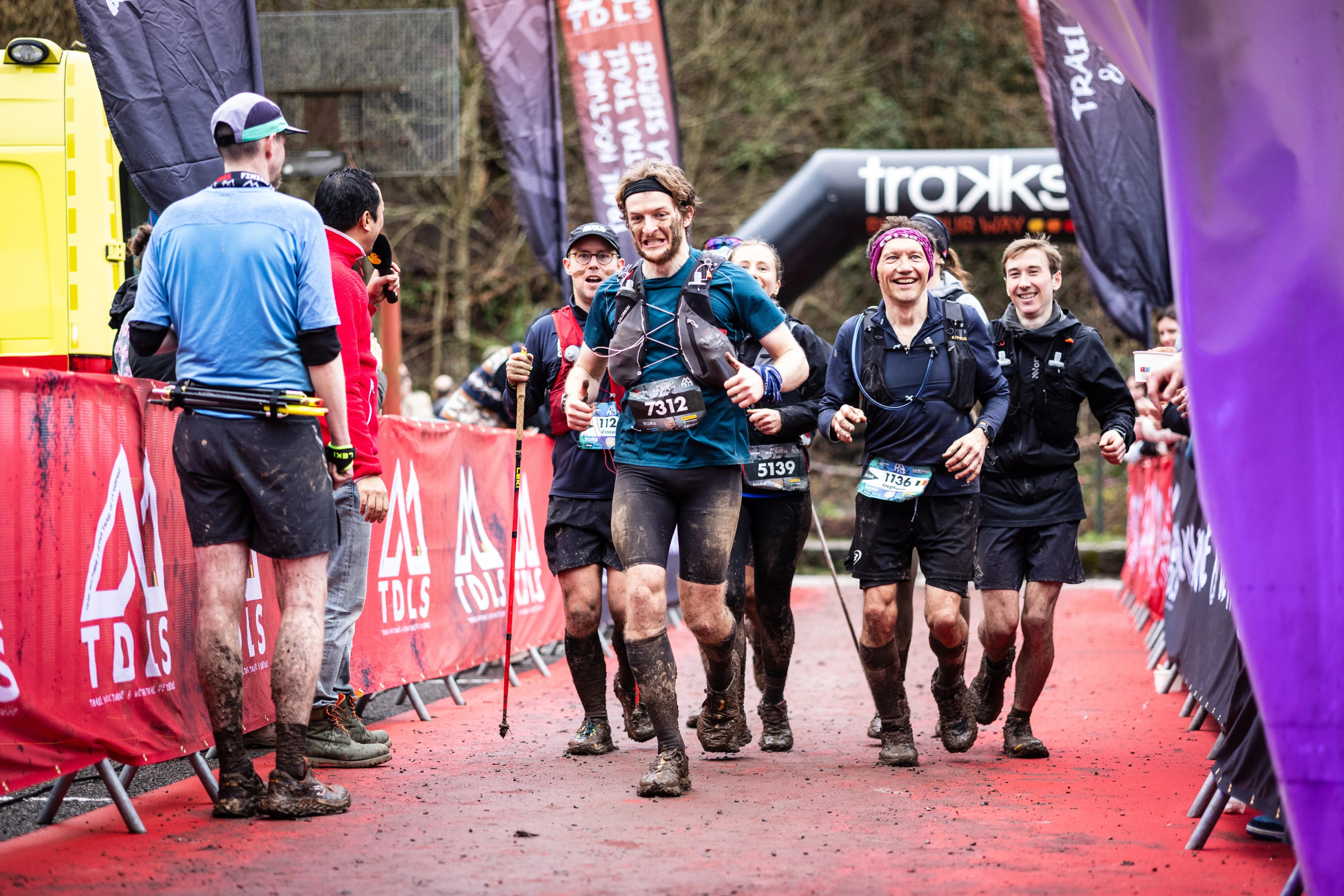 Coureurs du Trail de la Sibérie en forêt